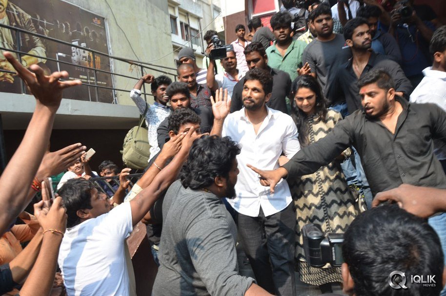 Celebs-at-Khaidi-No-150-Movie-Screening